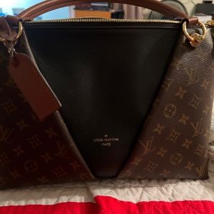 Louis Vuitton V Tote MM